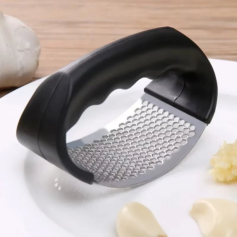 Arc-Shaped Garlic Press, Garlic Puree Press Household Stainless Steel Garlic Spater for Pressing Garlic Puree and Beating Garlic